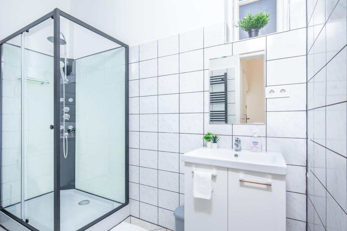 Very Central Convenient Flat Budapest Exteriör bild